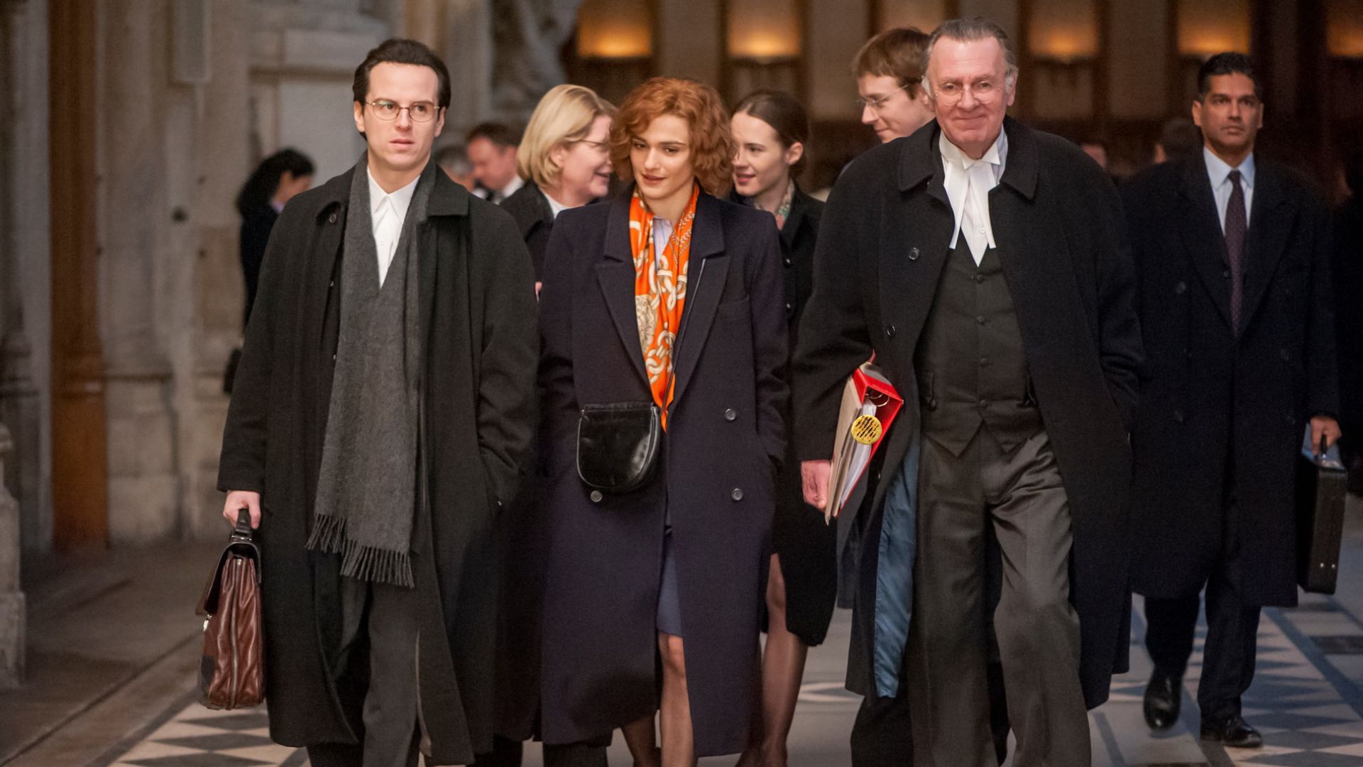 De esquerda à direita: Andrew Scott, Rachel Weisz e Tom Wilkinson em Negação
