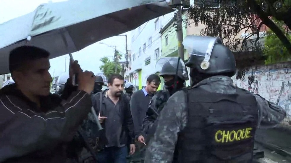 Boulos sendo detido pela PM durante reintegração de posse  — Foto: Amós Alexandre/Globonews