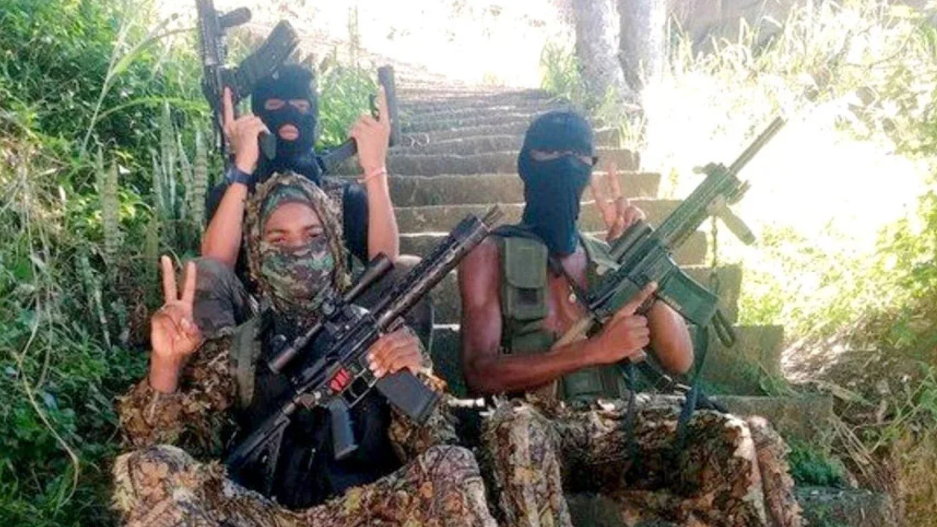 Traficantes do Comando Vermelho posam com fuzis e roupas camufladas para incursões na mata|