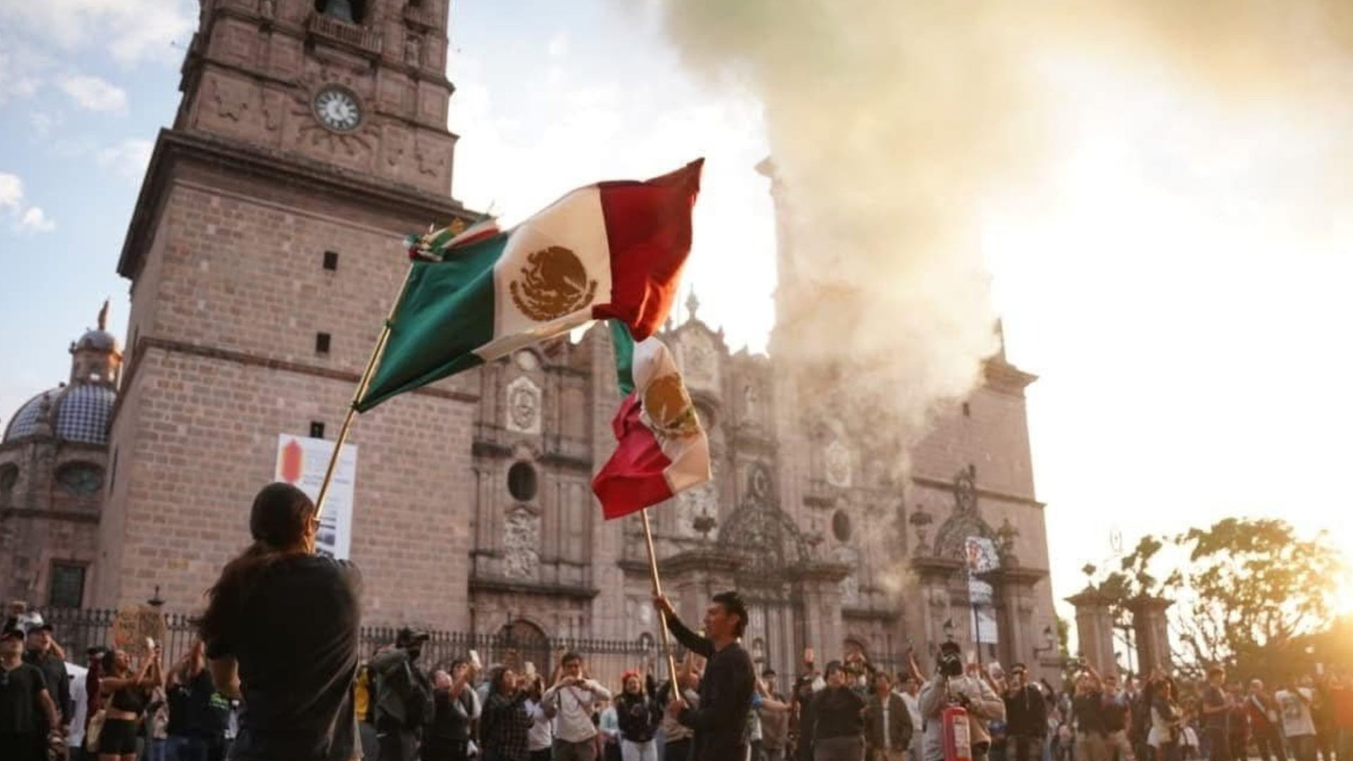 Manifestantes em México denunciam o assassinato do prefeito Carlos Manzo