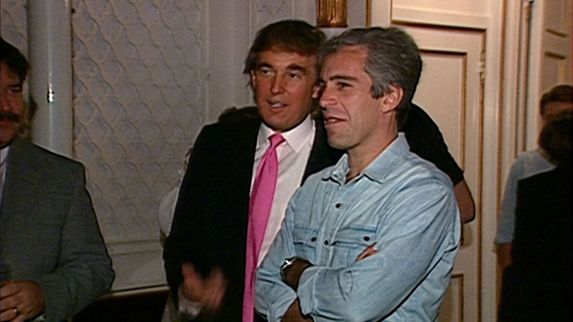 Trump ao lado de Epstein em um evento social.