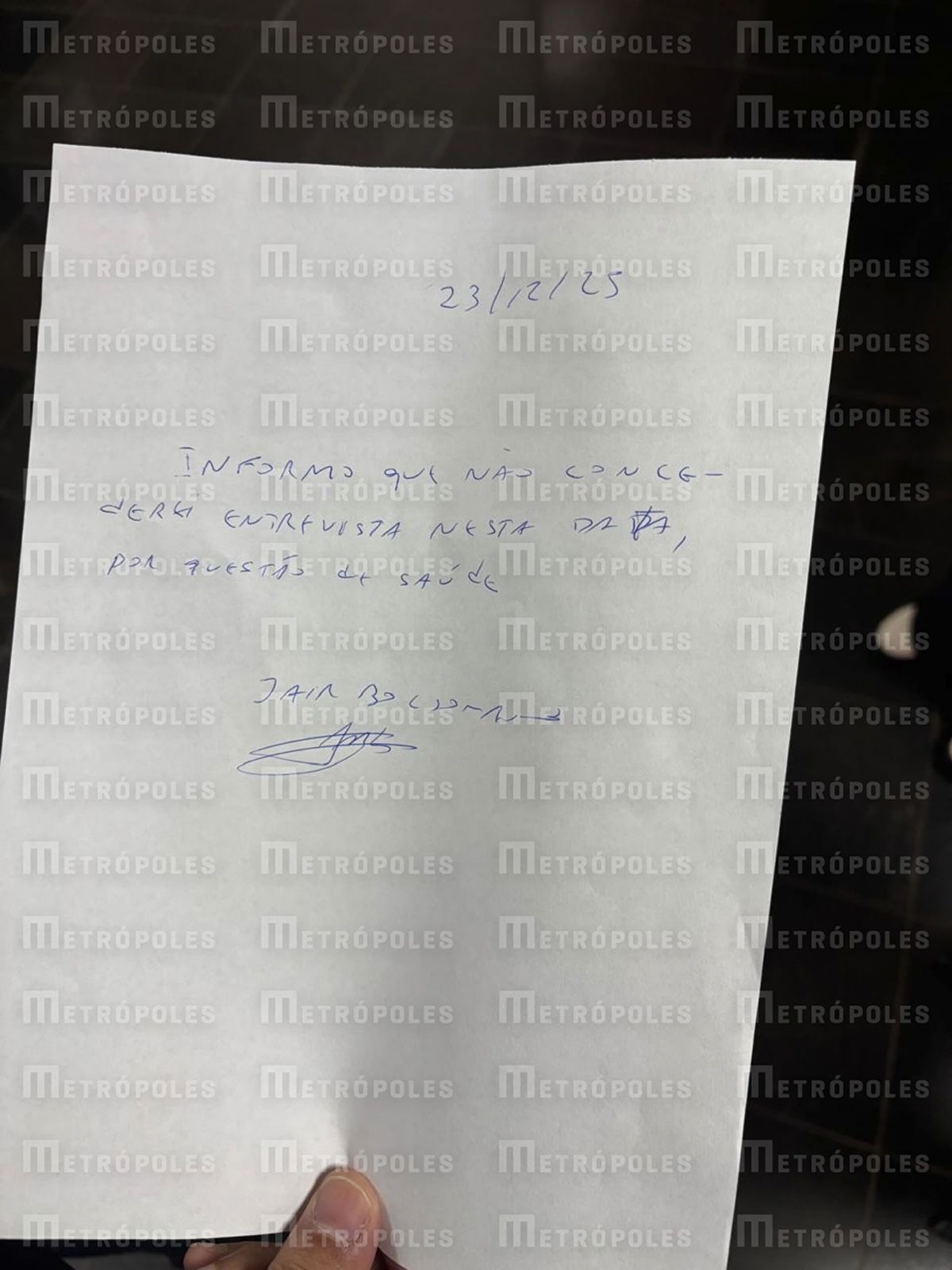 Imagem colorida de bilhete escrito por Jair Bolsonaro