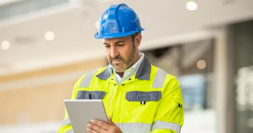 Arbeitsschutz-Konzeptbild mit verschiedenen persönlichen Schutzausrüstungen wie Schutzhelm, Sicherheitsbrille und Handschuhen zur Verdeutlichung von Sicherheit und Schutz am Arbeitsplatz.