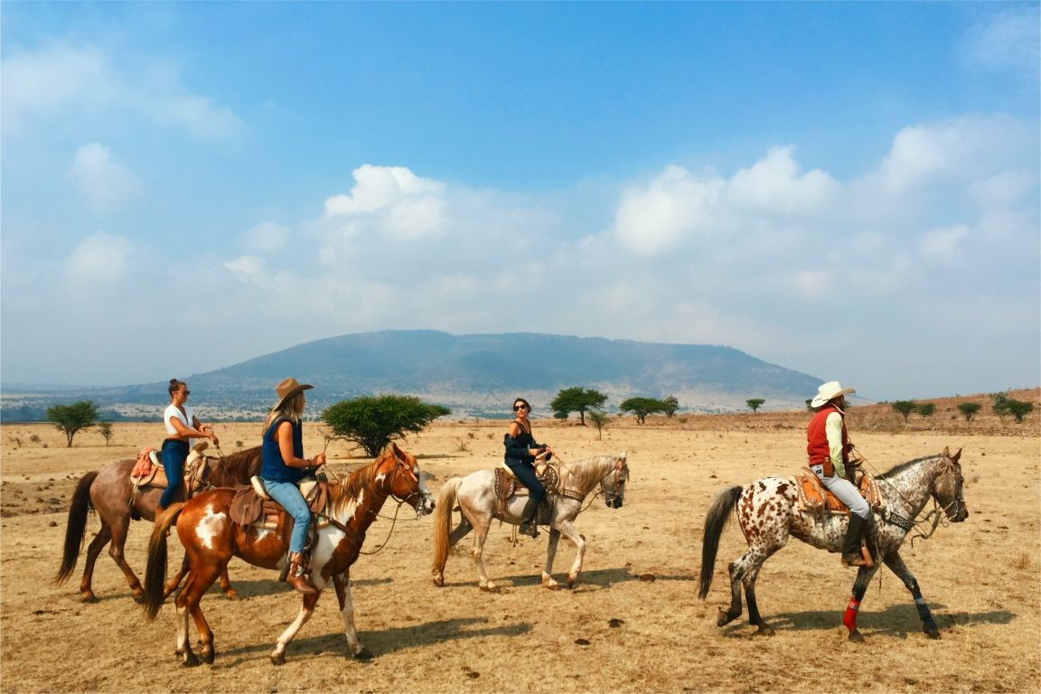horse riding holiday group of horse riders in mexico at rancho las cascadas