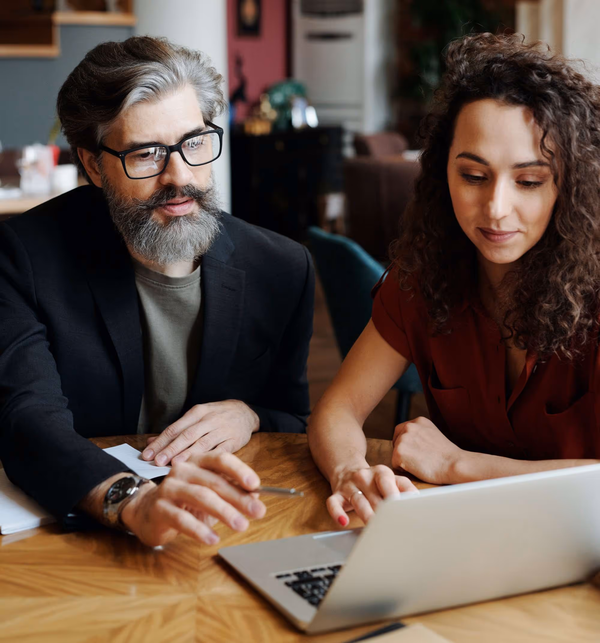 Un homme et une femme qui travaillent sur un ordinateur.
