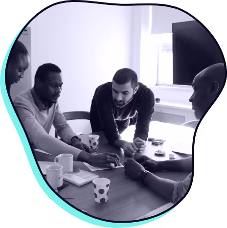Equipe qui travaille pour trouver la solution.