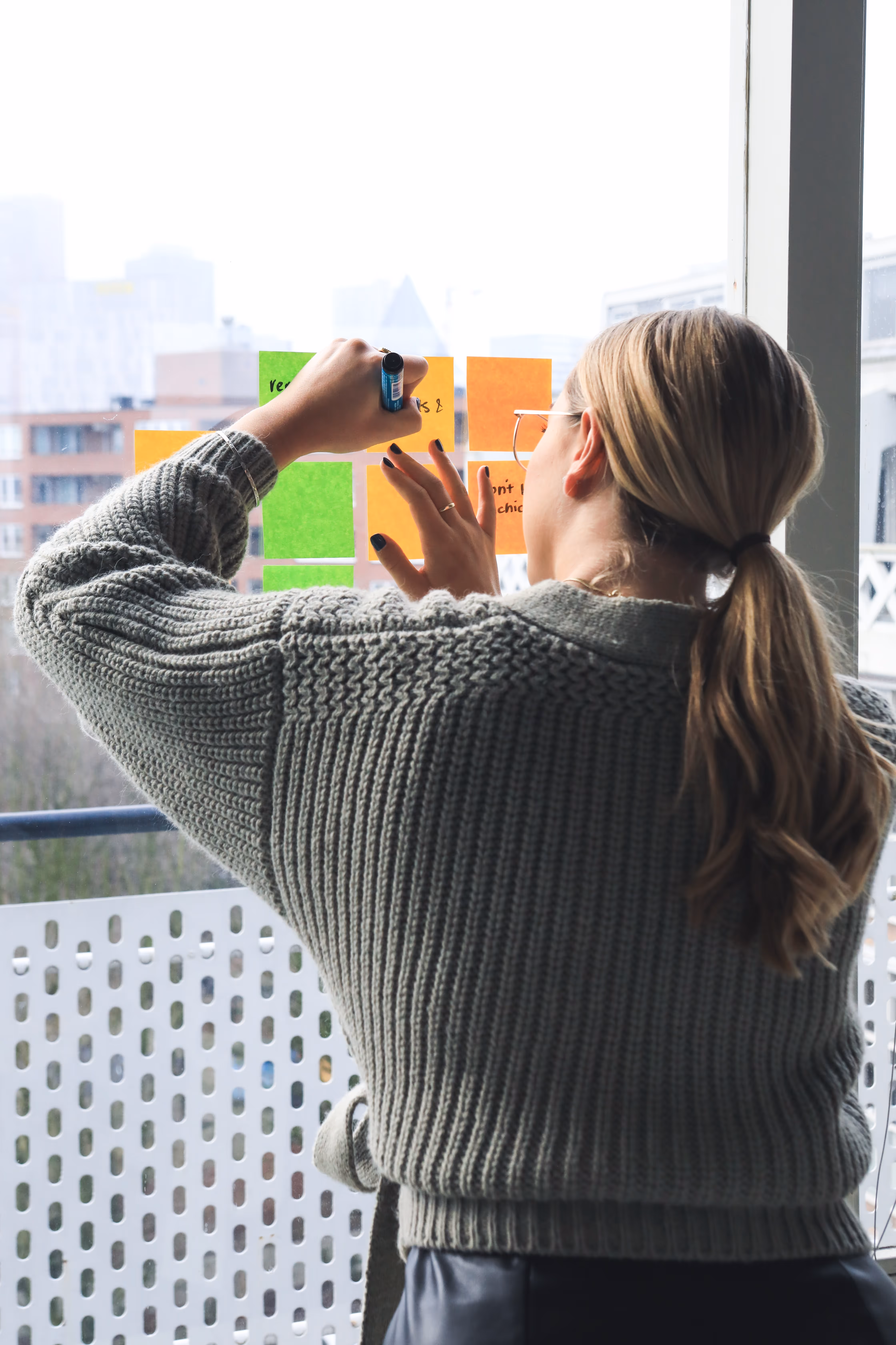 Femme qui écrit sur des post it