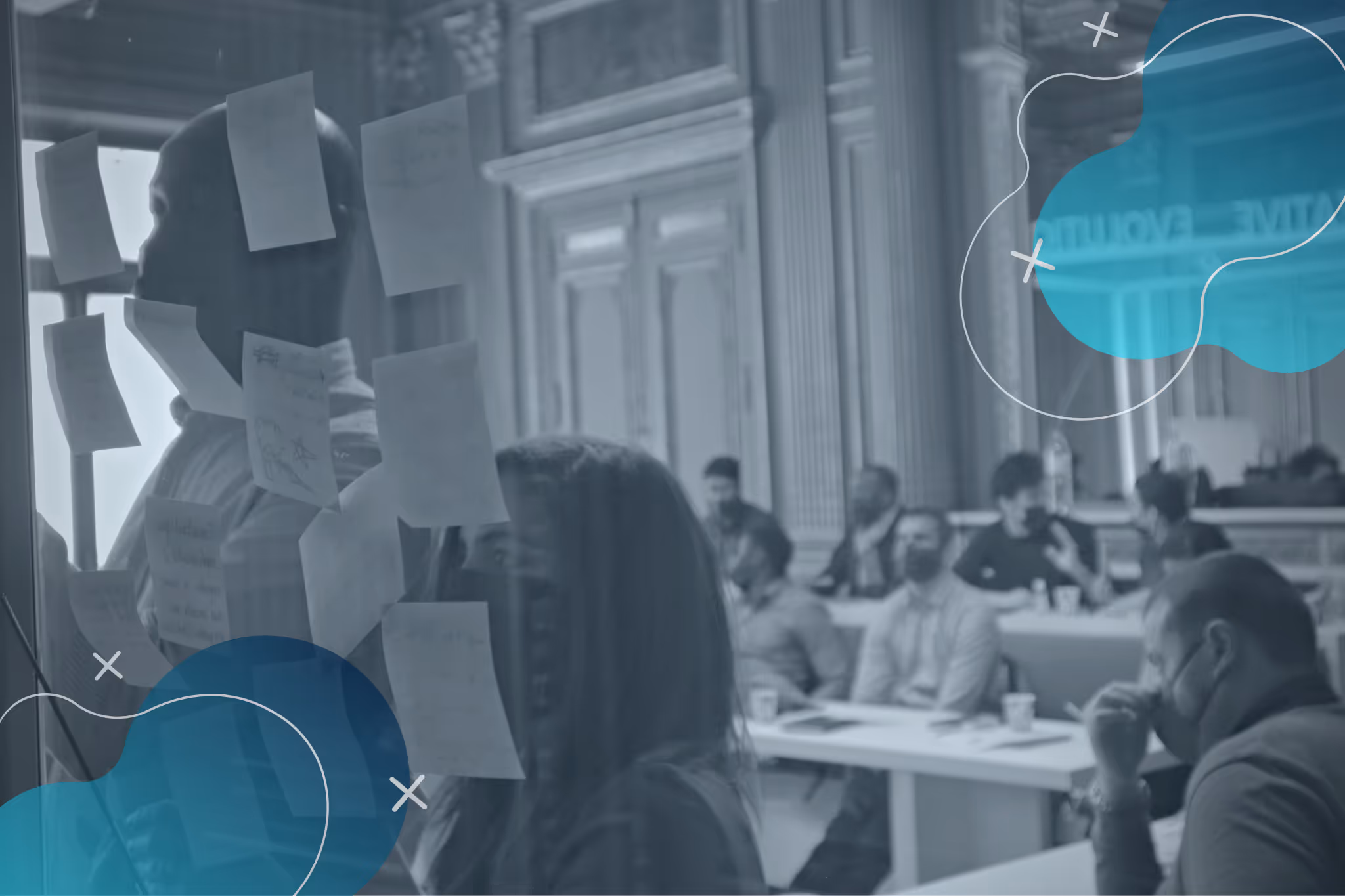 Une réunion de travail animée se déroule dans un bureau spacieux, avec une vue à travers une vitre couverte de post-it, symbolisant la collaboration et la planification de projet. En arrière-plan, des professionnels sont engagés dans une discussion