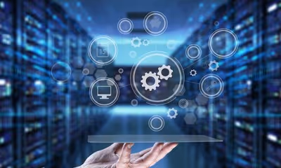 Une main ouverte flotte dans un couloir de serveurs de données avec des icônes holographiques de rouages et de graphiques flottant au-dessus, symbolisant la gestion de données, la technologie de l'information et l'innovation en réseau.