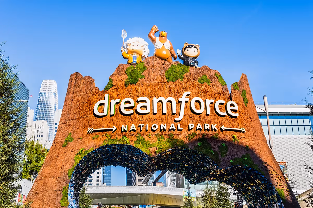 Entrée du parc national de Dreamforce 2023 à San Francisco, mettant en avant les personnages emblématiques de Salesforce, dans le cadre de l'événement annuel dédié à l'écosystème Salesforce, CRM, et aux innovations en cloud computing