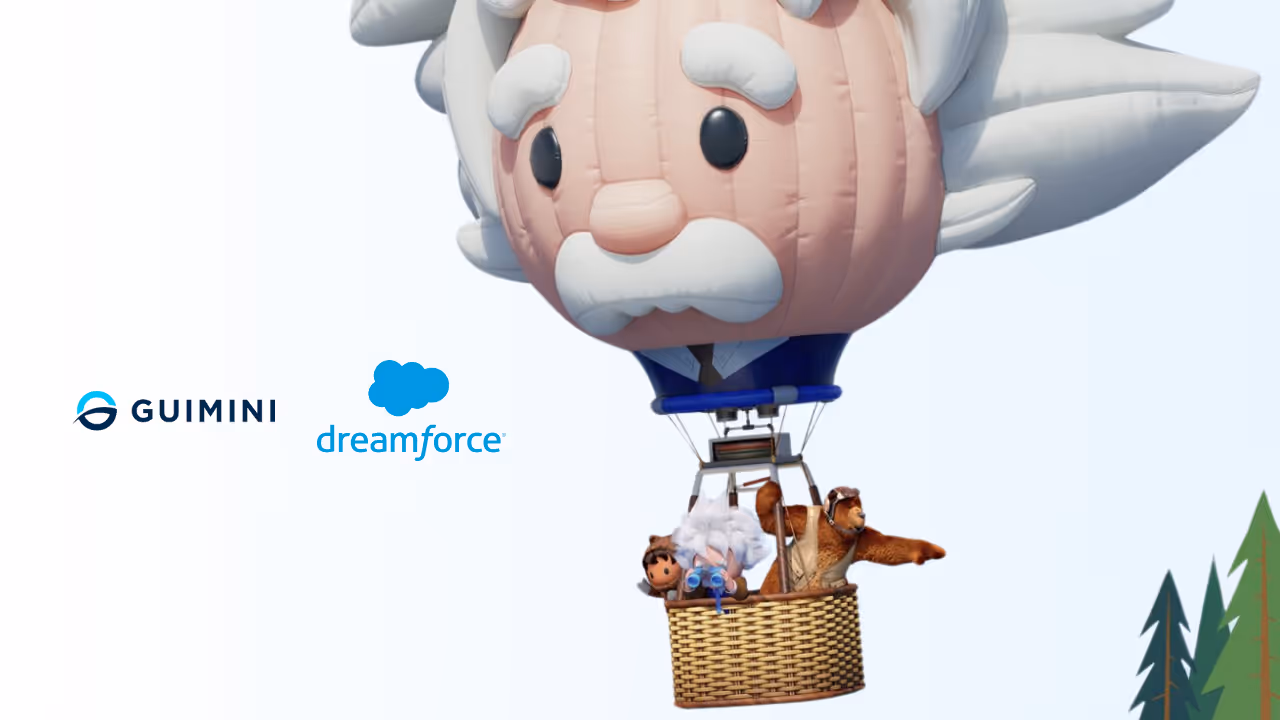  : Une montgolfière en forme de visage de mascotte Salesforce, avec des cheveux blancs et une moustache, flotte dans le ciel. Dans la nacelle, trois personnages représentatifs de l'univers Salesforce : une mascotte avec une cape, un personnage féminin aux cheveux bouclés et un ours brun avec un casque, pointant vers l'horizon. En dessous, les logos de Guimini et Dreamforce sont alignés côte à côte sur un fond bleu clair. Des arbres stylisés sont visibles dans le coin inférieur droit, évoquant une ambiance nature.