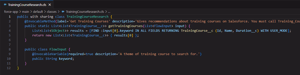 Capture d'écran de code Apex dans Salesforce, montrant la classe "TrainingCourseResearch". Le code inclut une méthode marquée comme @InvocableMethod, permettant de récupérer des formations sur Salesforce en utilisant une liste de mots-clés spécifiés dans les entrées de type "FlowInput". La méthode effectue une requête SOQL pour retourner des formations correspondant au mot-clé fourni.