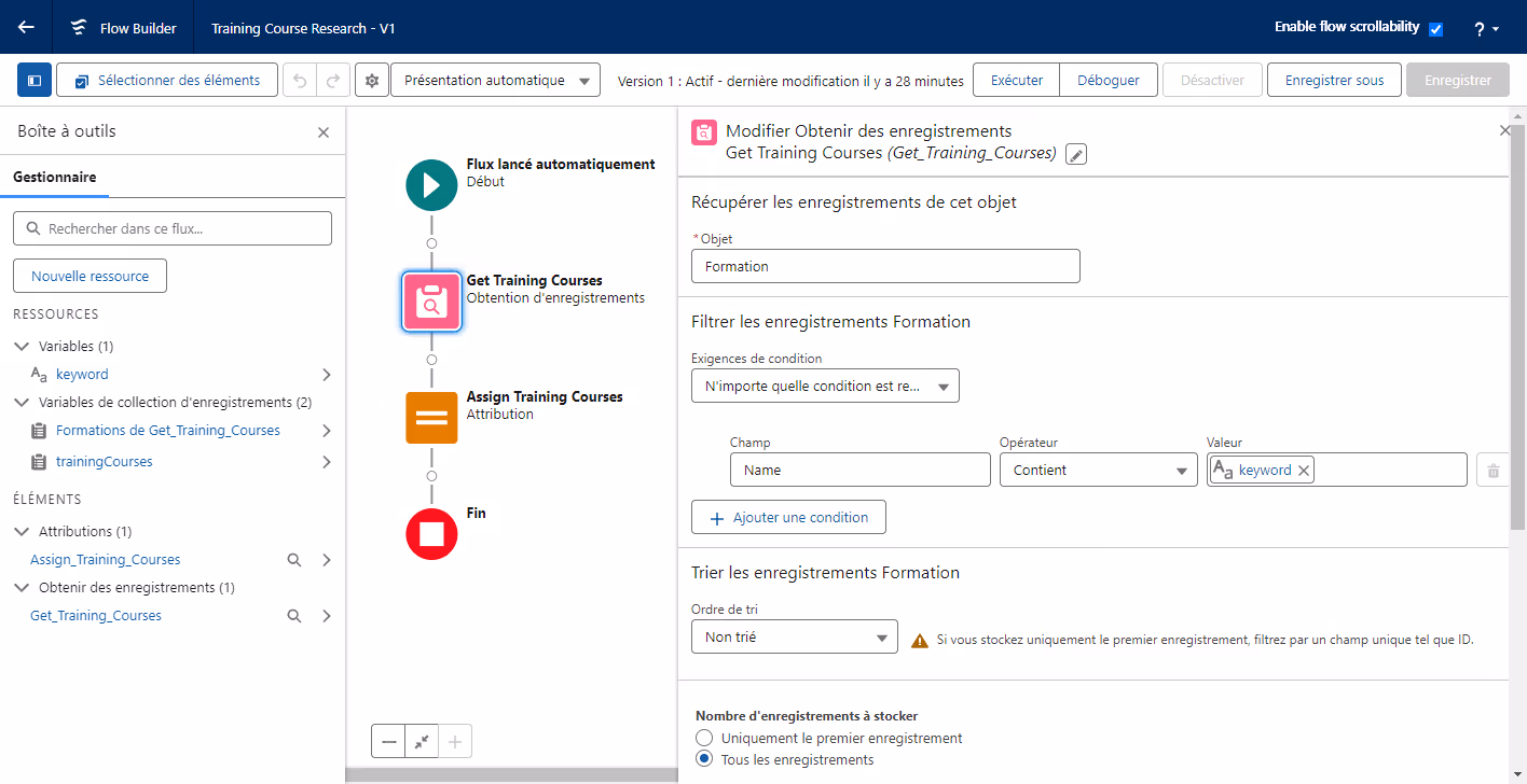 Capture d'écran de l'interface du Flow Builder dans GUIMINI, intitulée "Training Course Research - V1". Cette interface montre un workflow automatisé pour la recherche de formations. À gauche, le gestionnaire de flux avec des ressources telles que variables et collections d'enregistrements est visible. Au centre, les étapes du flux incluent "Get Training Courses" et "Assign Training Courses". À droite, une fenêtre de configuration détaille les options pour filtrer et récupérer des enregistrements de formations basées sur des mots-clés spécifiés
