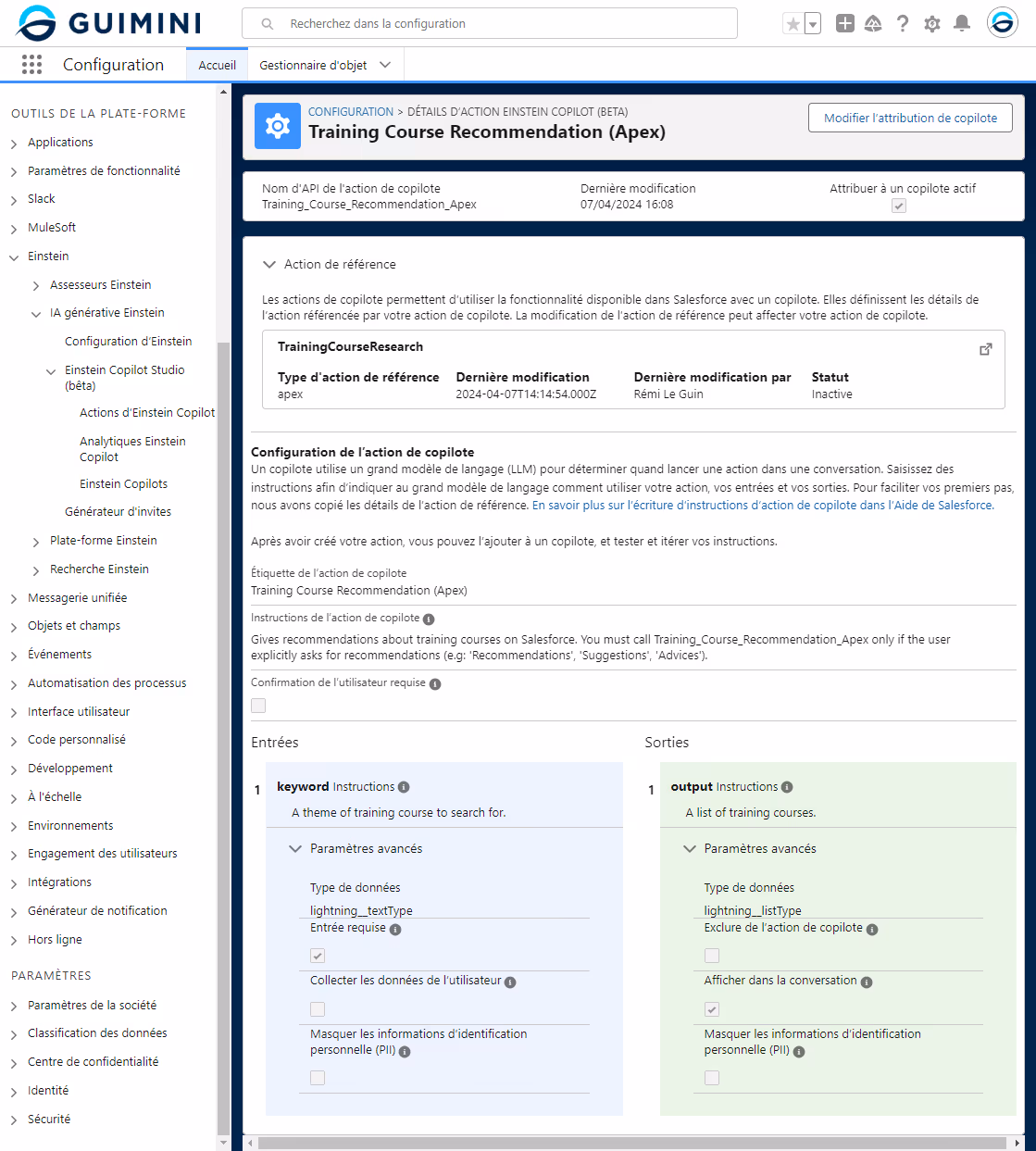 Capture d'écran détaillant l'action de copilote "Training Course Recommendation (Apex)" dans l'interface de configuration GUIMINI. La page affiche les informations de l'action, y compris son API, sa description, et les paramètres d'entrée et de sortie. L'interface montre également des options pour modifier l'attribution de copilote, avec un accent sur les instructions pour obtenir des recommandations de cours de formation basées sur des mots-clés spécifiques.