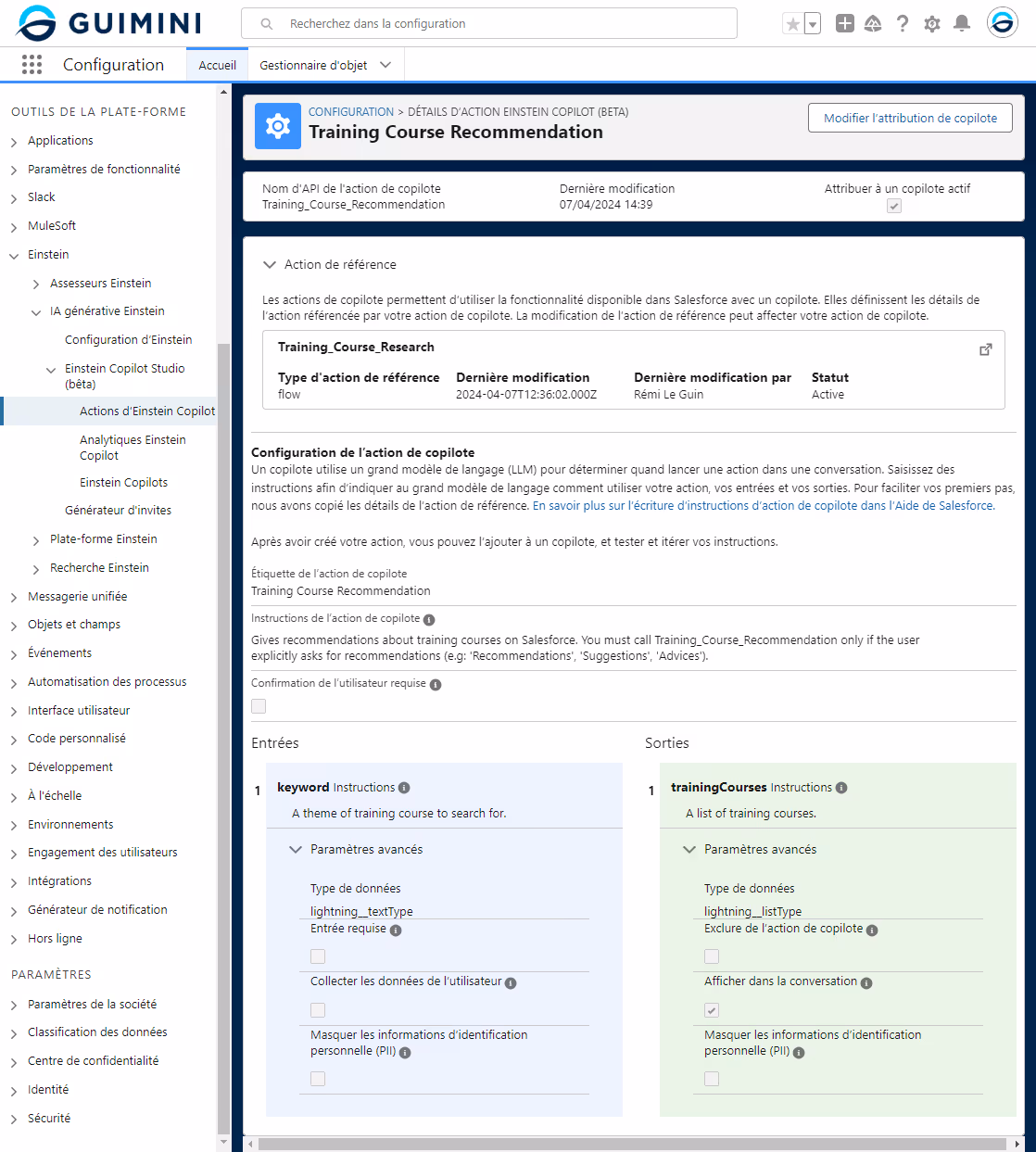 Capture d'écran détaillant la configuration d'une action Einstein Copilot nommée 'Training Course Recommendation (Apex)' dans Salesforce, incluant les paramètres d'entrée et de sortie pour recommander des cours de formation, avec des instructions spécifiques pour le déclenchement de l'action basée sur les requêtes utilisateur dans un environnement Apex