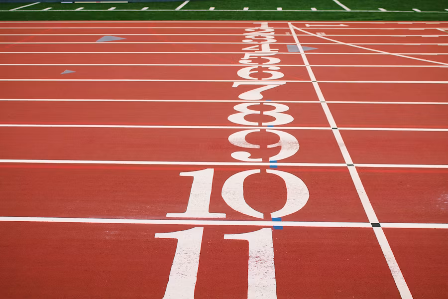 Une ligne de départ dans un stade 