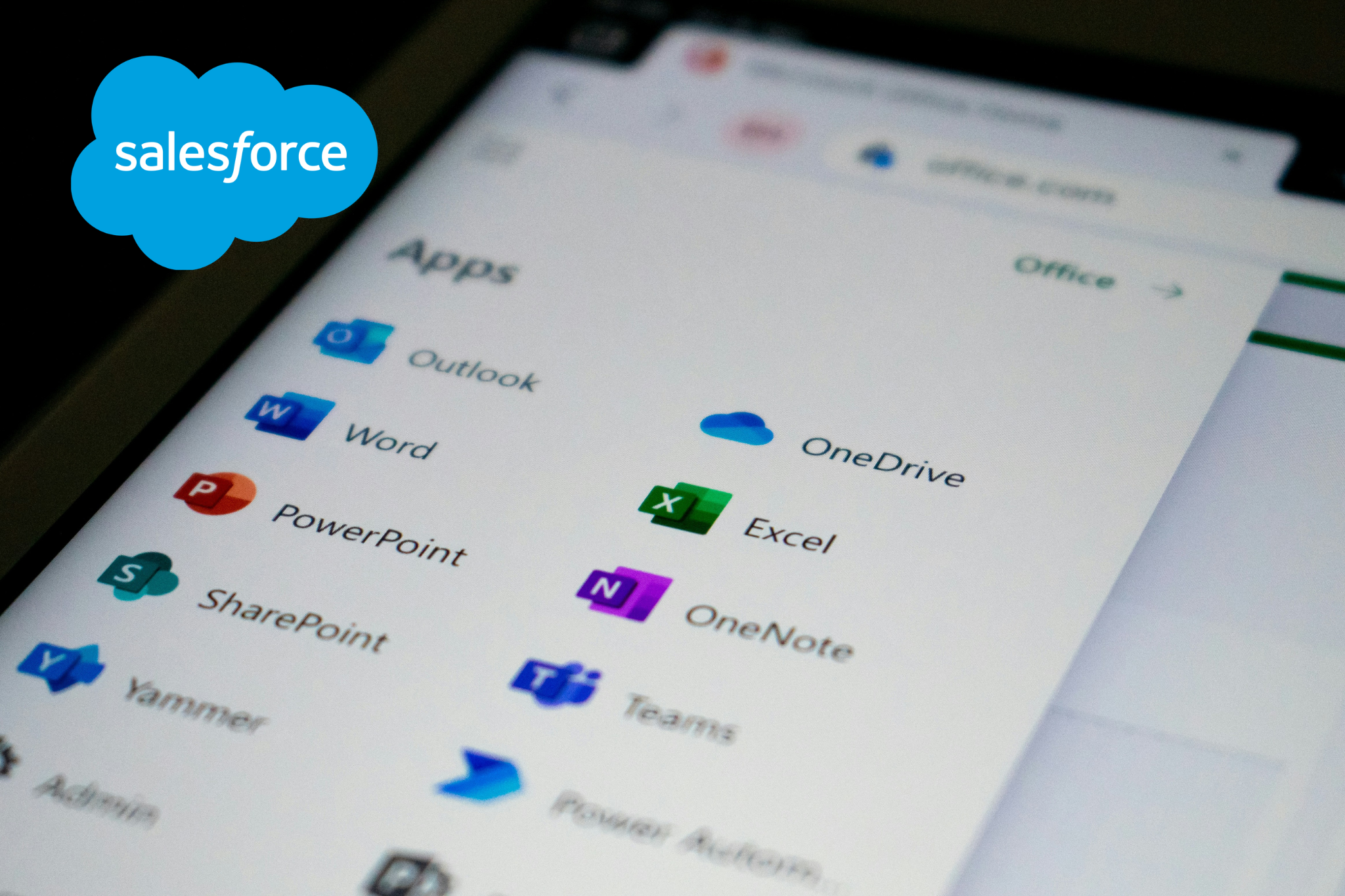 un ecran de portable qui affiche les icones d'applications de Microsoft 360 et le logo de salesforce