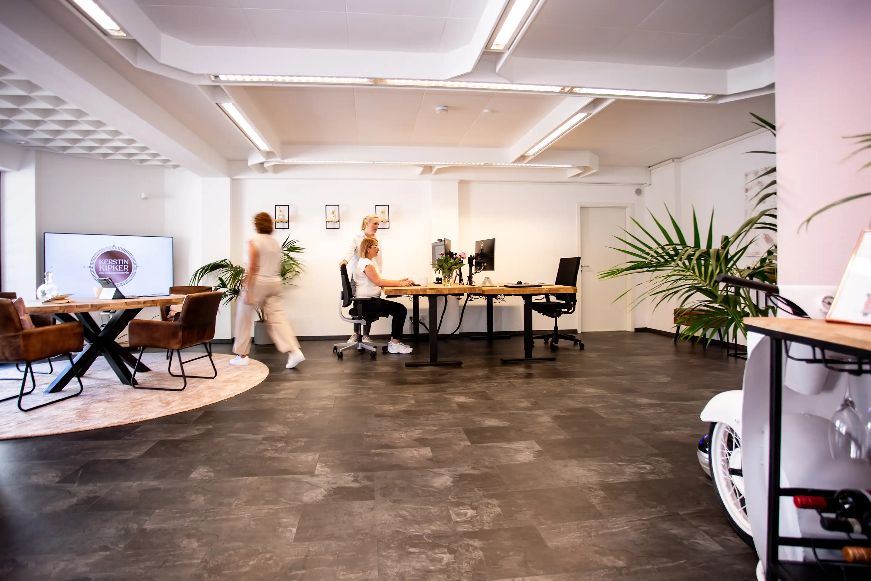 Die Reisemanagerin – Die Agentur und Mitarbeiterinnen bei der Arbeit