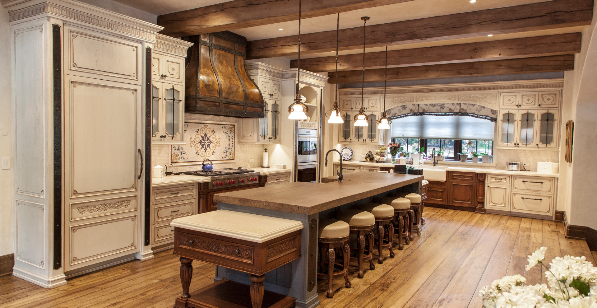 Luxury traditional mansion kitchen