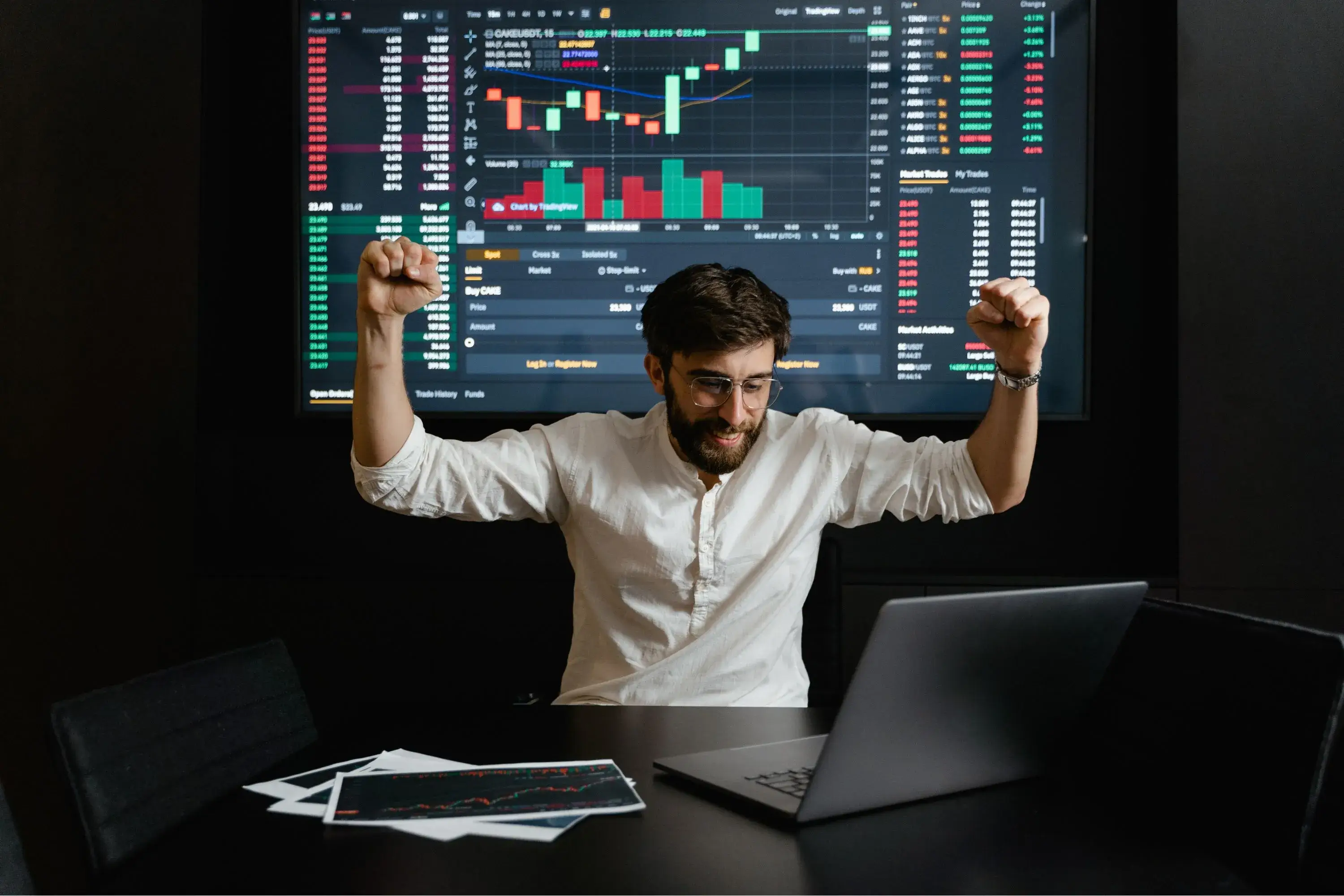 jeune qui s'intéresse au monde de la bourse