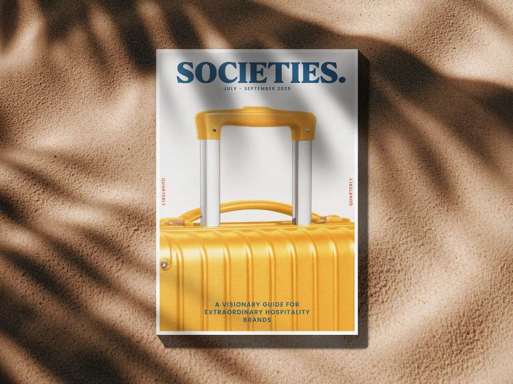 Image de couverture de l'édition du troisième trimestre de « Societies » d'Influence Society, qui présente les dernières tendances en matière d'hôtellerie avec des éléments de design modernes. »