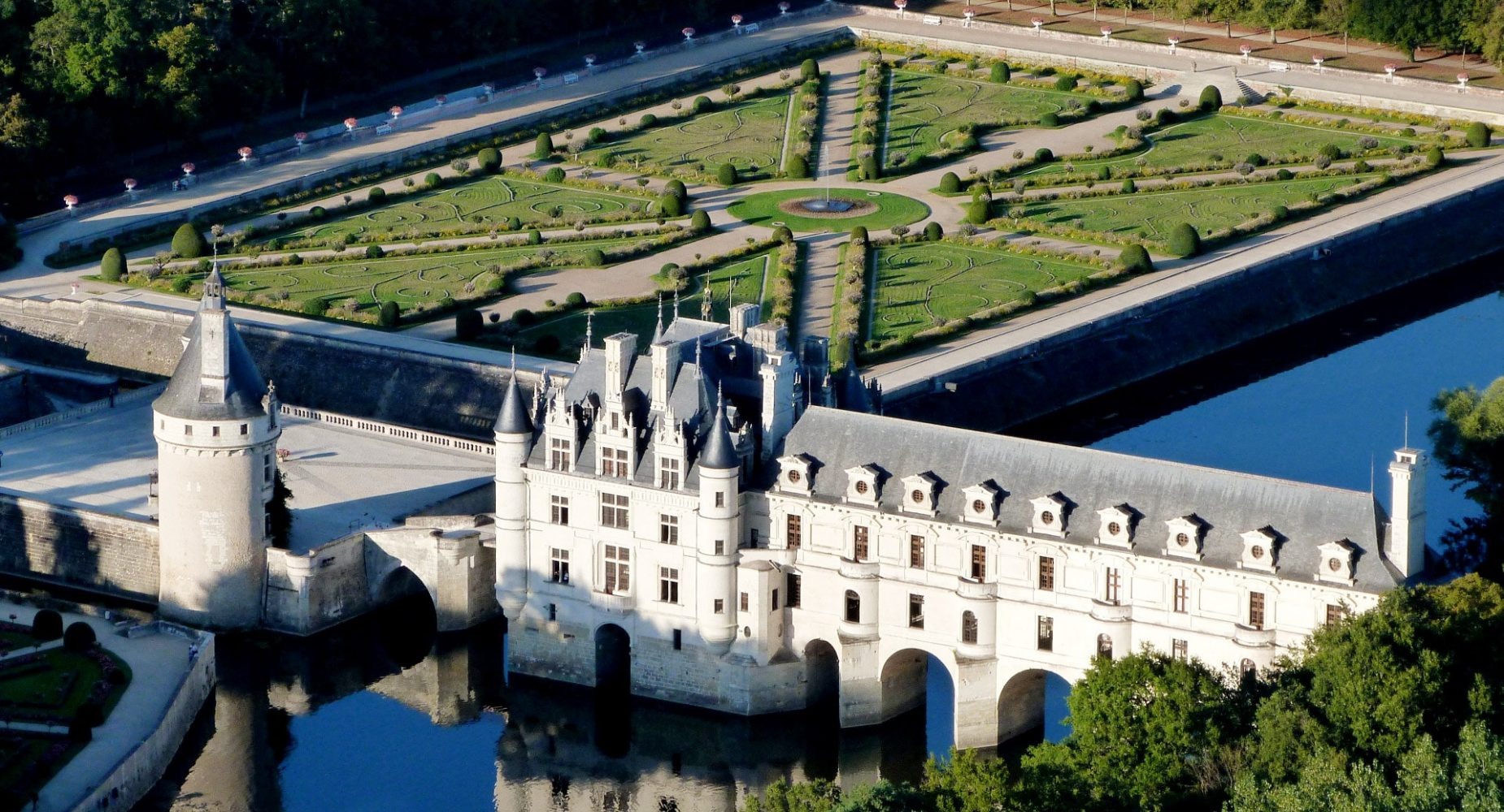 Lake and hotel Les Hauts de Loire Hotel Influence Society Hotel Digital Marketing Agency