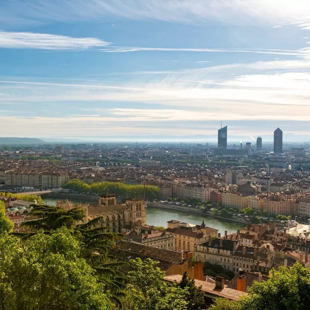 Vue du soir depuis le dessus de l'hôtel Villa Maïa Influence Society