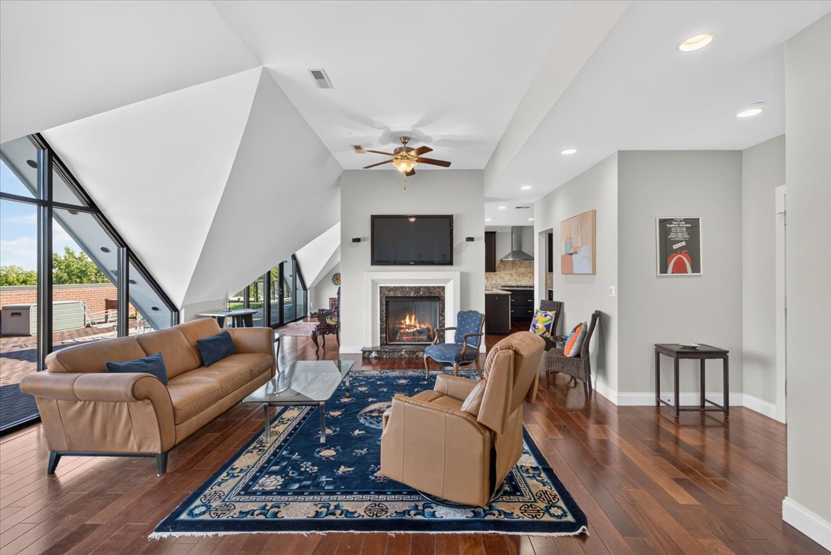 Demun Pointe | Penthouse 405
