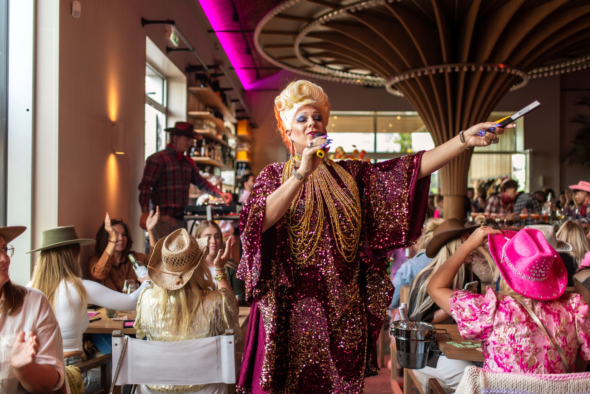 Bottomless Wine Drag Queen Brunch 🍸
