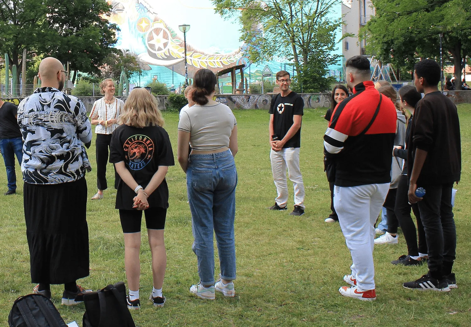 Schüler stehen auf einer Wiese