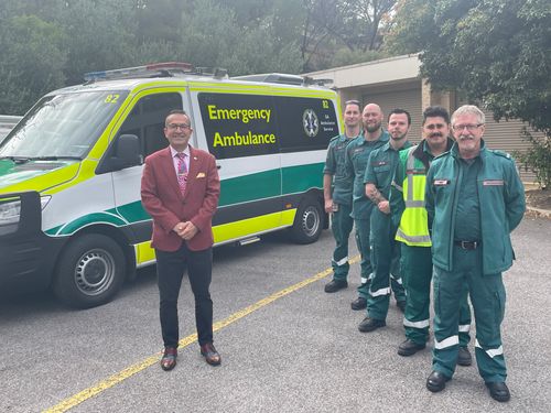 Tony Piccolo MP meets one of the new crews. From the back are: Chris Pilmore, Josh Stearnes, Dylan Read, Ilia Martini, Chris Robson – ACTL (Area Clinical Team Leader)