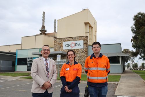 At his recent visit to the Orora Glass Facility Mr Piccolo met with Dr Ellie King and former Trinity College student, Mr Chris Maiolo who are helping to lead the company to improve its environmental outcomes.