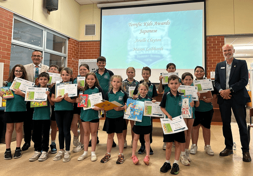 Tom Stone (Kiwanis Barossa Valley) (far right) and Tony Piccolo MP (back left) with the Gawler Primary School Terrific Kids.