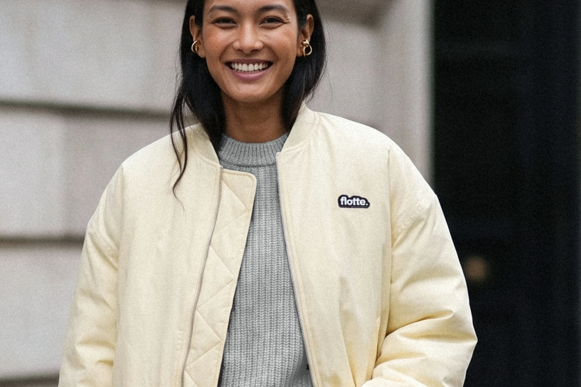 Femme portant une tenue Le Closet