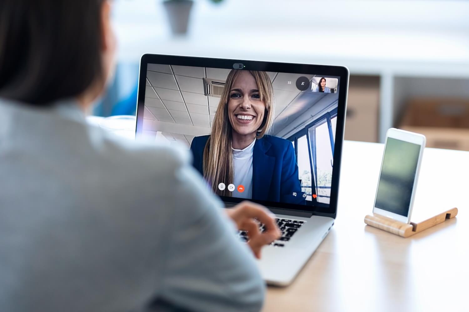 Activation rate coaching programs in virtual coaching: participant engages in a video call with a coach via an online platform.