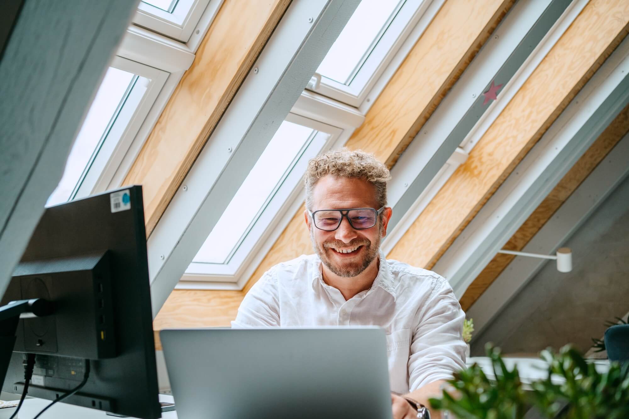 Mitarbeiter nutzt Online-Coaching auf seinem Computer