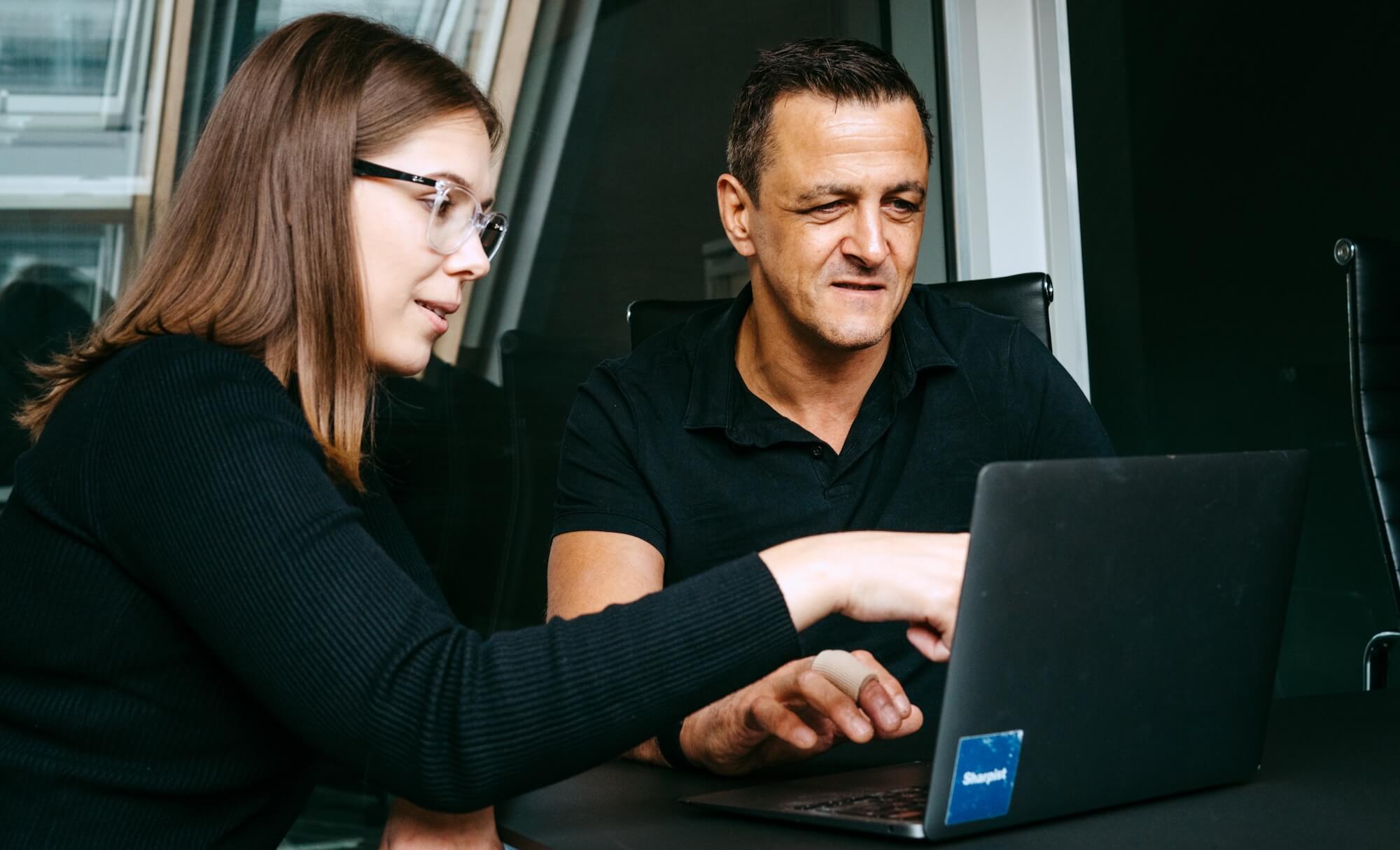 Mitarbeitende nutzen KI bei der Arbeit am Computer