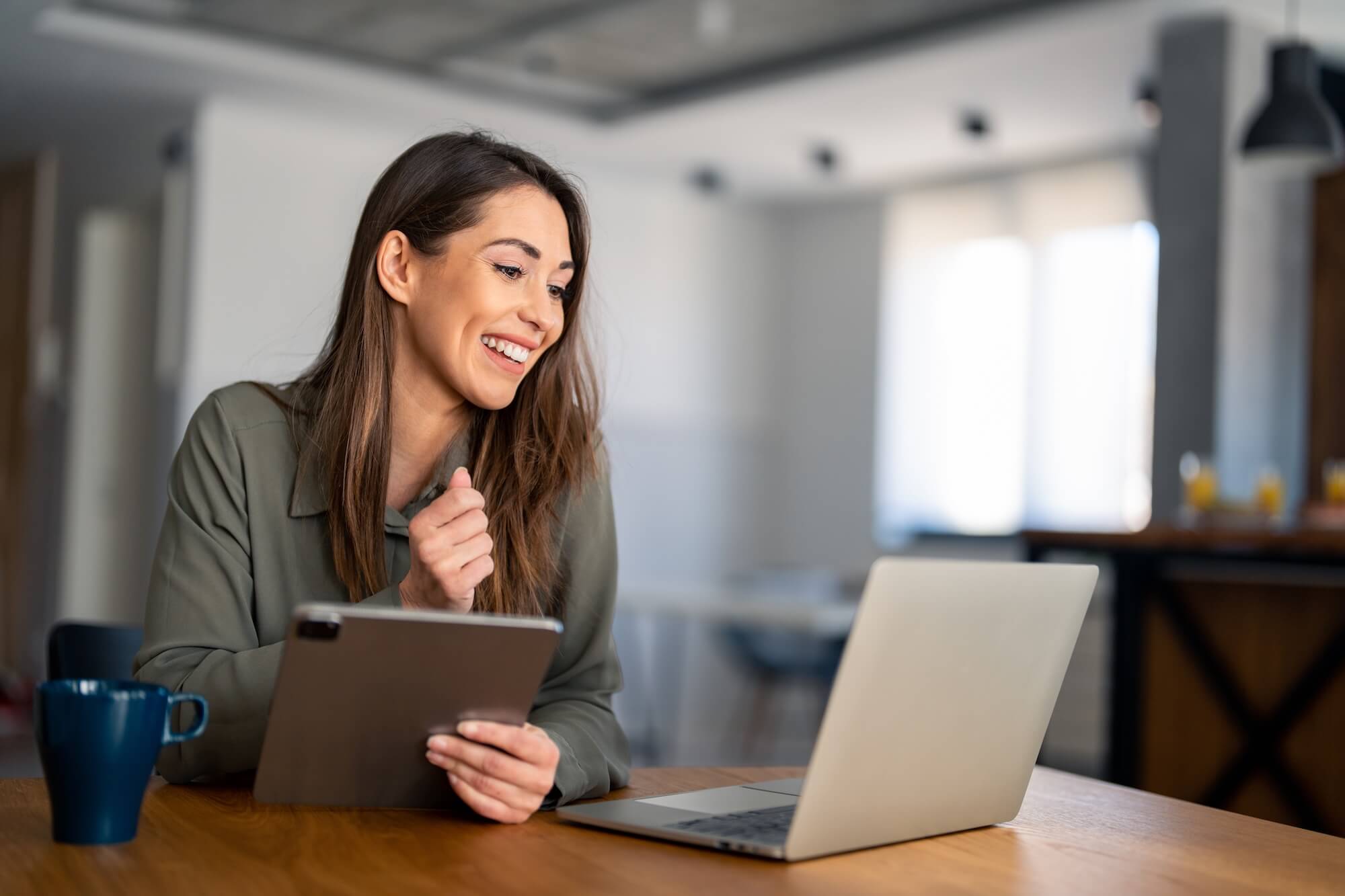 Young woman on laptop uses personalized coaching for further development