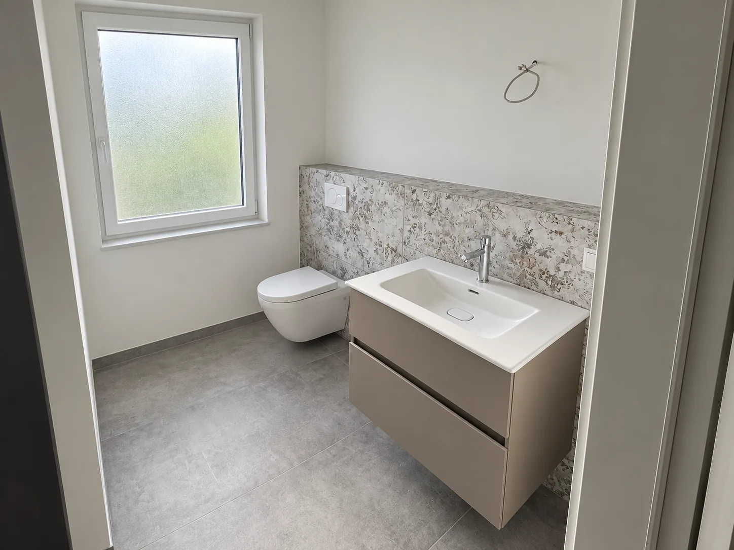 Fertiges kleines Bad mit Wand-WC und Waschtischunterschrank