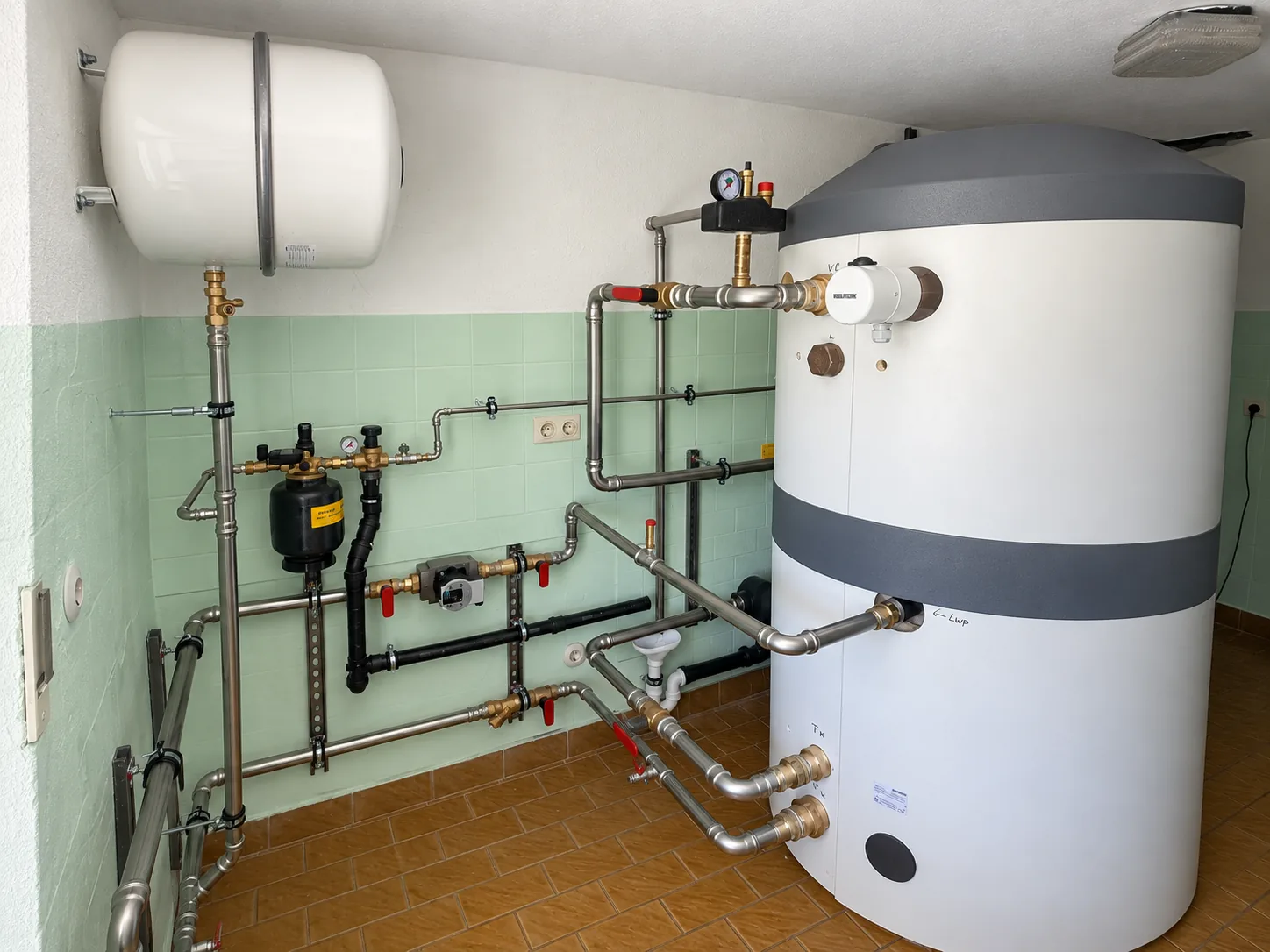 Warmwasserspeicher mit Ausdehnungsgefäß im Heizraum