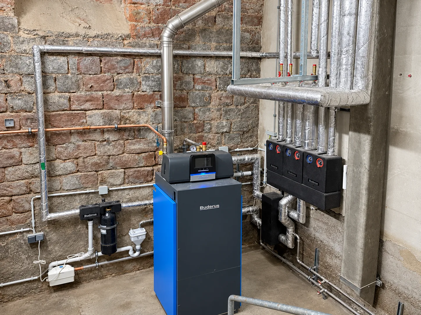 Reparatur an einer Wohnungsstation mit aufgestemmter Wand
