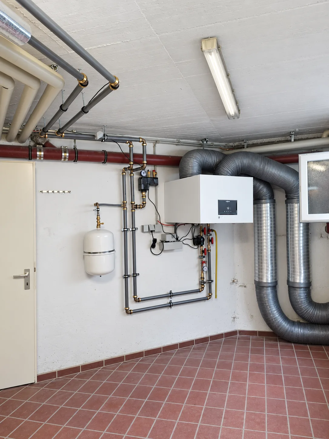 Wandgerät mit flexiblen Lüftungsrohren in einem Technikraum