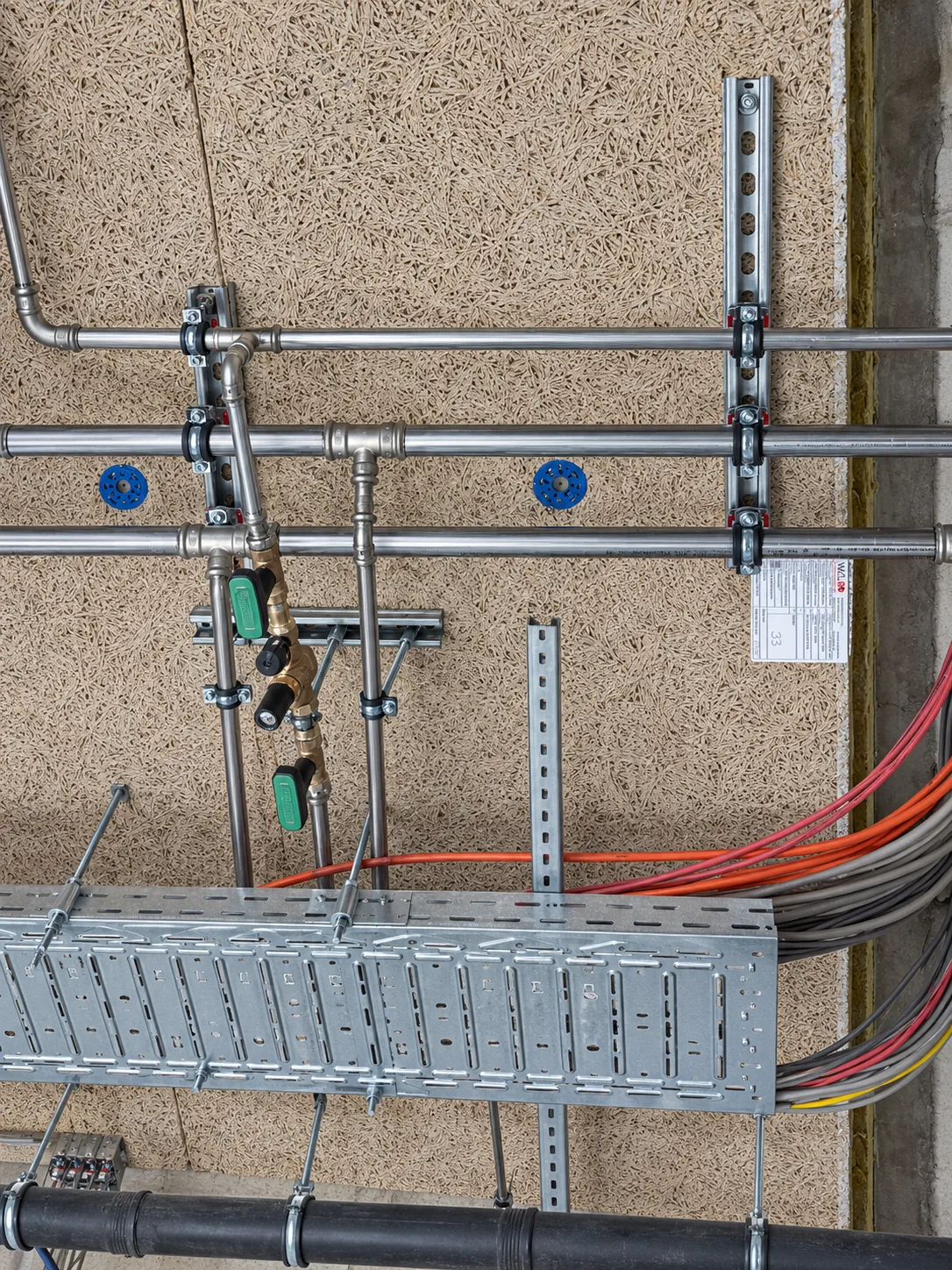 Rohbaudecke mit Rohrleitungen und Kabeltrassen