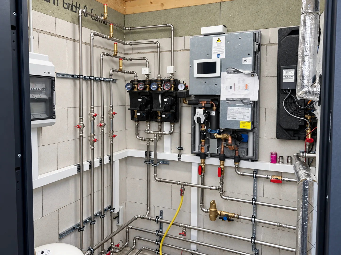 Wohnungsstation im Technikschrank mit Zählern und Regelung
