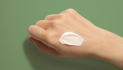 Crème au CBD sur une main