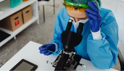 Une chercheuse analyse une pipette dans un laboratoire