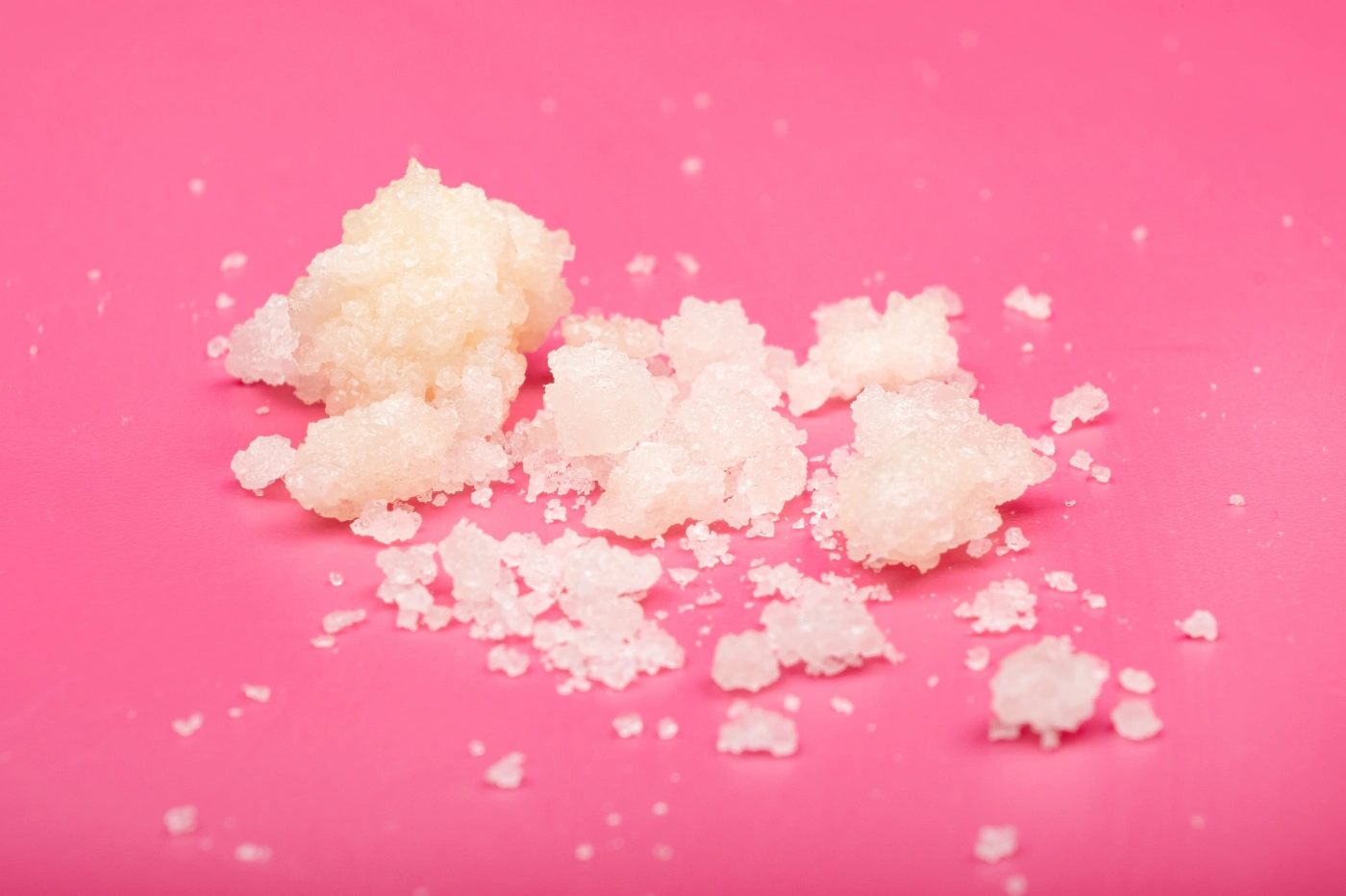 Cristaux de CBD dans un petit pot