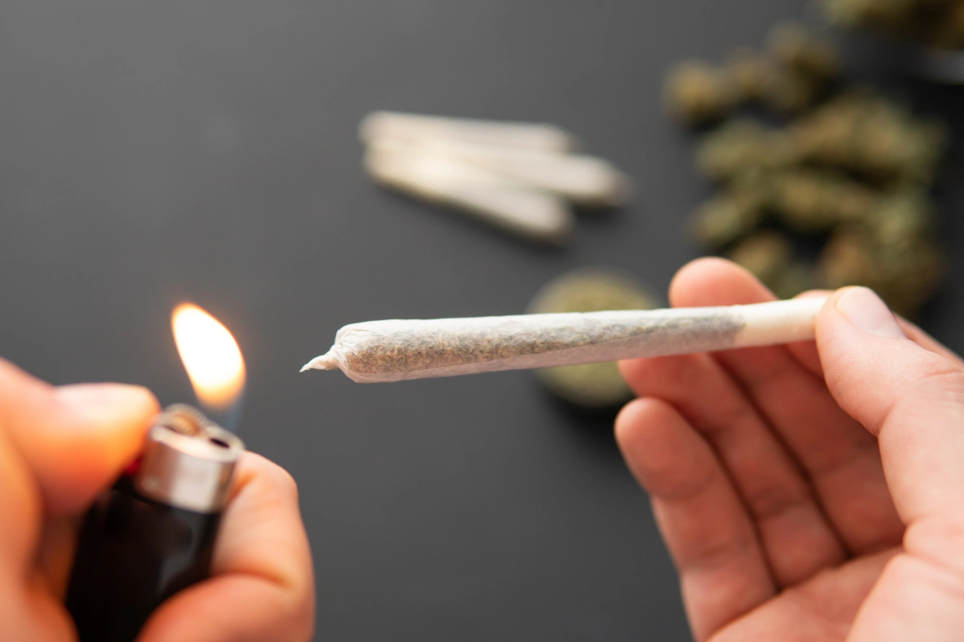 Homme allumant un pré-roll de CBD