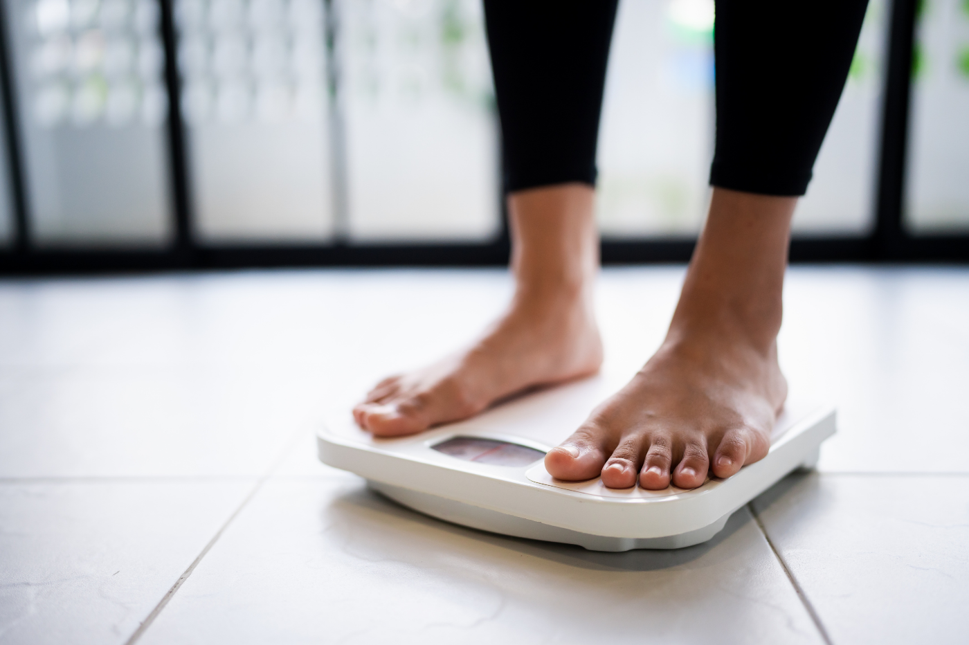 Personne qui se pèse sur une balance
