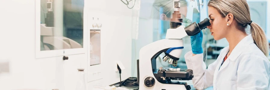 enthera persona al microscopio